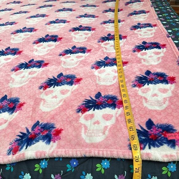 Betsey Johnson Oversized Plush Throw Skull Pink 70” X 50” - Picture 3 of 10